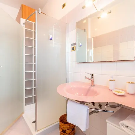 Guesthost - Cozy Near The Hospital Parma