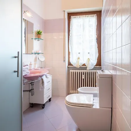 Guesthost - Cozy Near The Hospital Parma