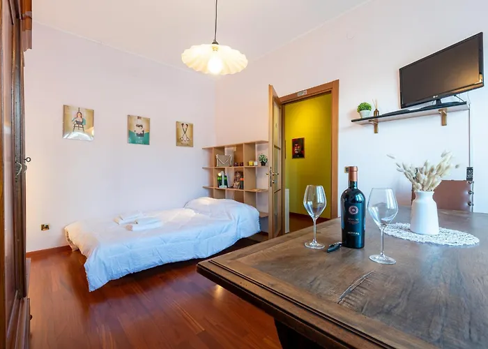 Guesthost - Cozy Near The Hospital Apartament Parma