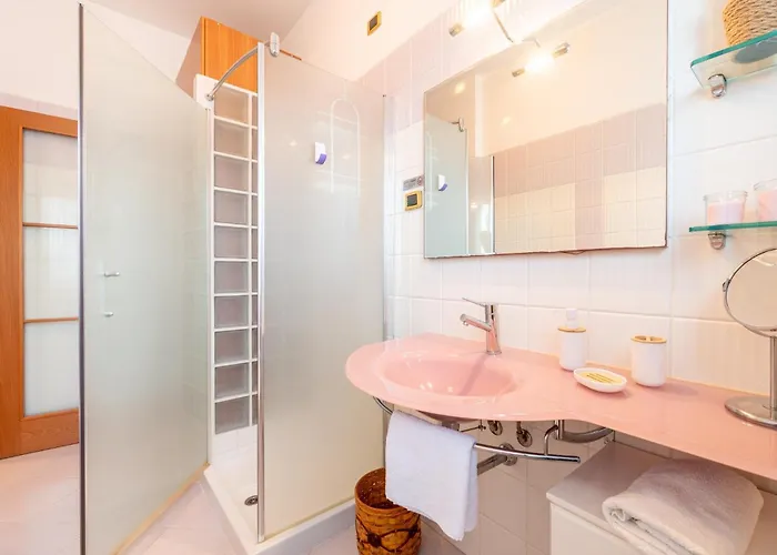 Guesthost - Cozy Near The Hospital Parma